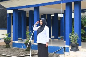 kepala SPI, Hj. Raden Yani Gusriani, S.E. M.M. memimpin kegiatan apel (Foto: Humas/Jamal Ripani)