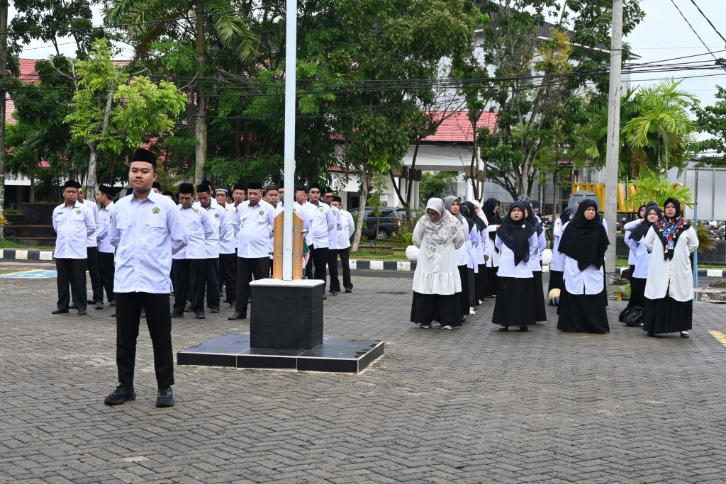 Pemimpin apel, Muhammad Danan, S. Ak. memimpin kegiatan apel  (Foto: Humas/Jamal Ripani)