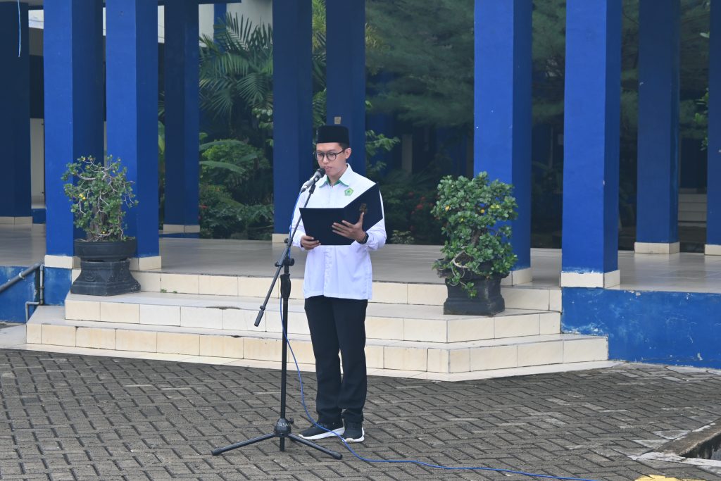 Pembaca do'a, Muhammad Raihan Rafli, S.E. membacakan doa pada kegiatan apel (Foto: Humas/Jamal Ripani)