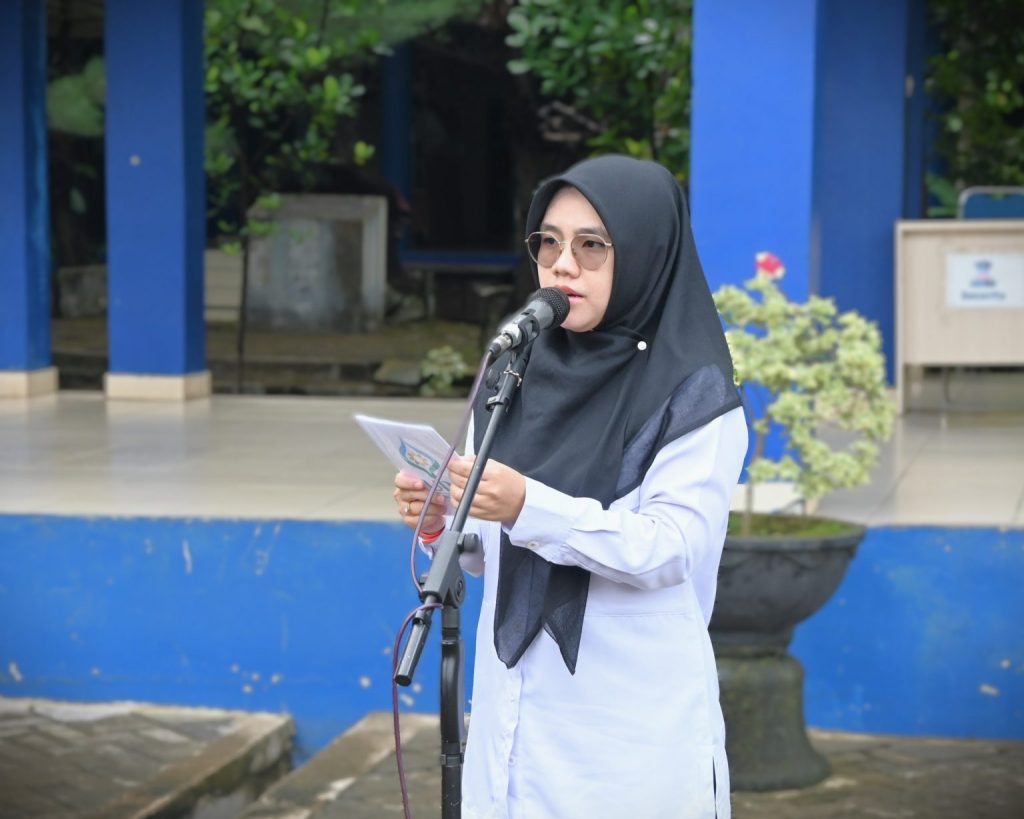 Pembawa acara, Indriani, S.E. memandu rangkaian kegiatan apel (Foto: Humas/Jamal Ripani)