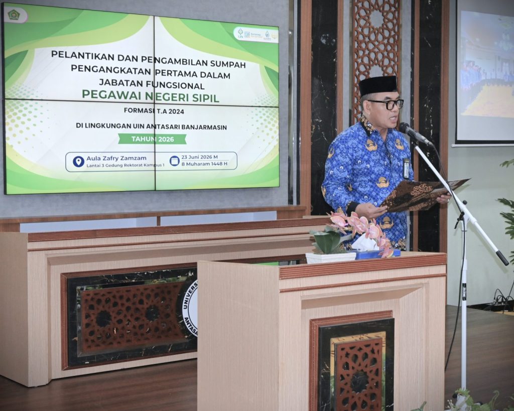 Kepala Biro AUPKK Dr. H. Zainal Ilmi, M.Pd.I. saat melakukan pelantikan (Foto:Humas/Jamal Ripani)